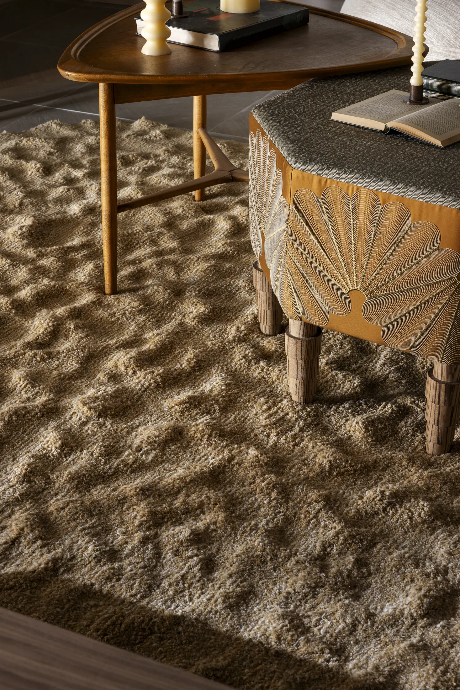 Rincón de estar con alfombra Filomaestro beige de relieve suave