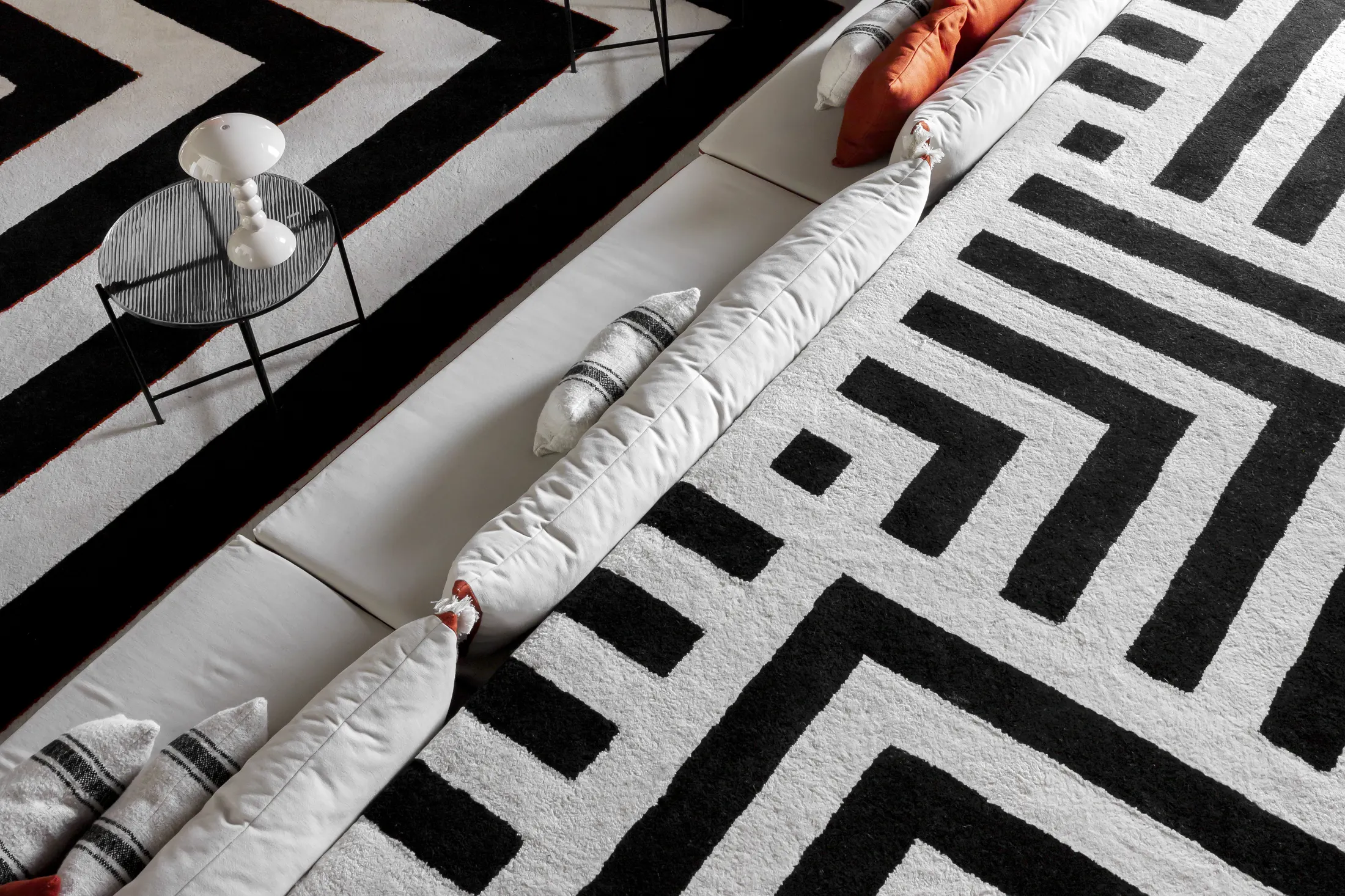 Gran salón con modular blanco y alfombra Filomaestro gráfica