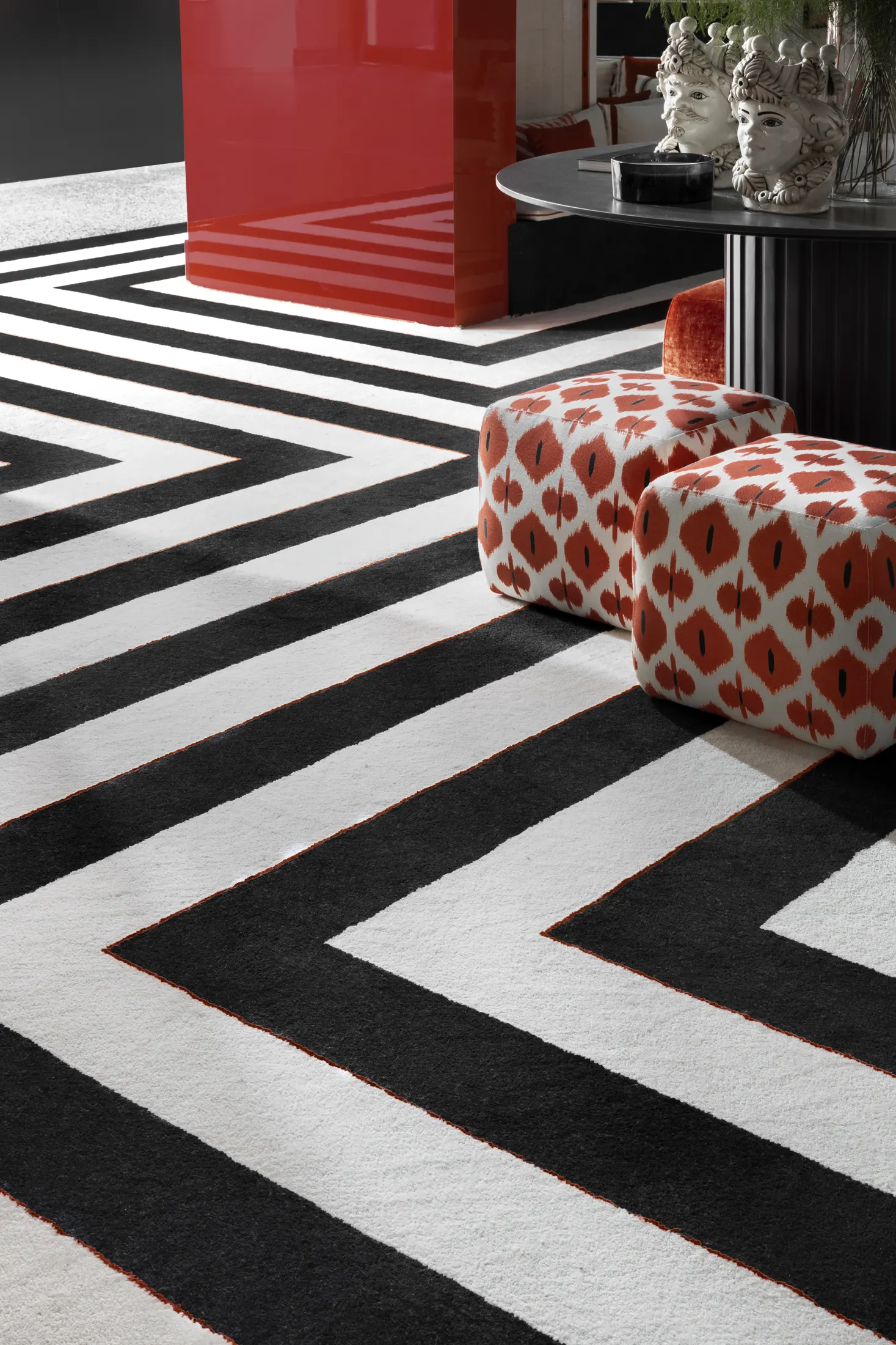 Detalle de puffs sobre alfombra Filomaestro zigzag